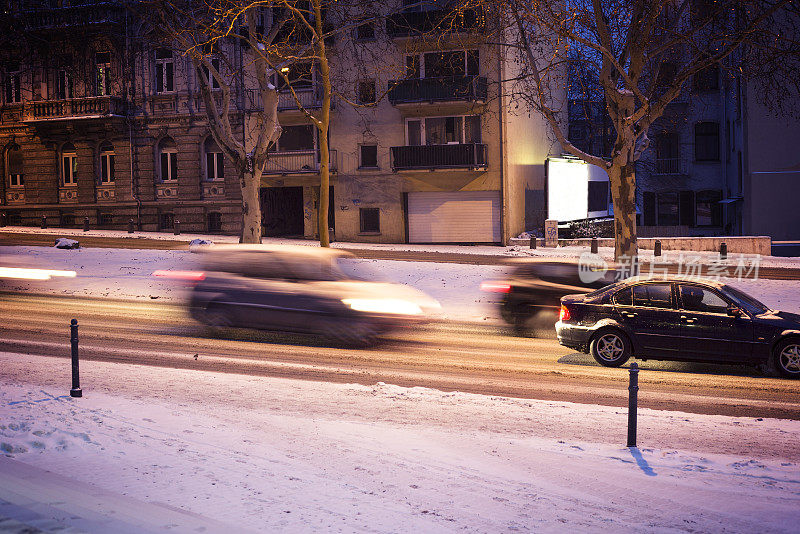 城市里冬天结冰的街道上的交通