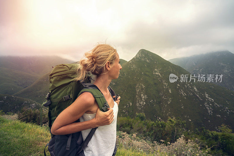 一个年轻的女人在思考山景