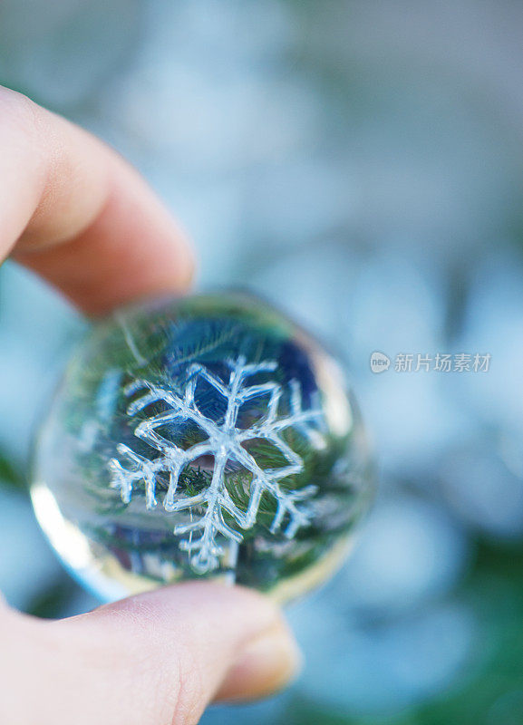 里面有雪花的玻璃球