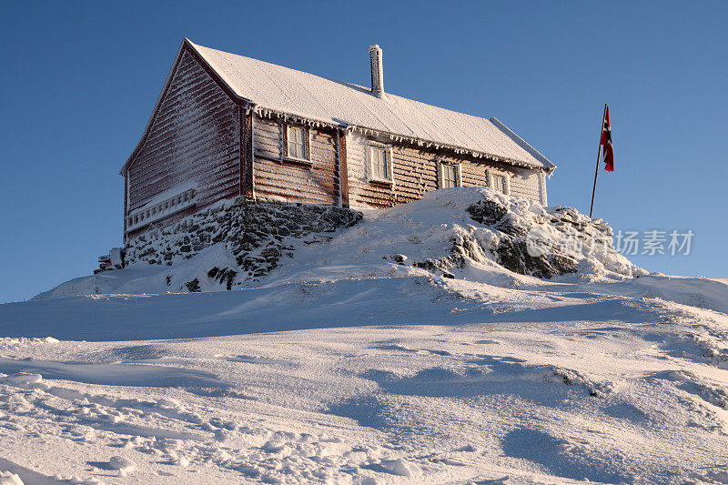 挪威白雪覆盖的小屋