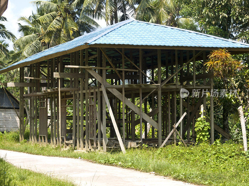 在印尼苏门答腊岛海岸建造房屋