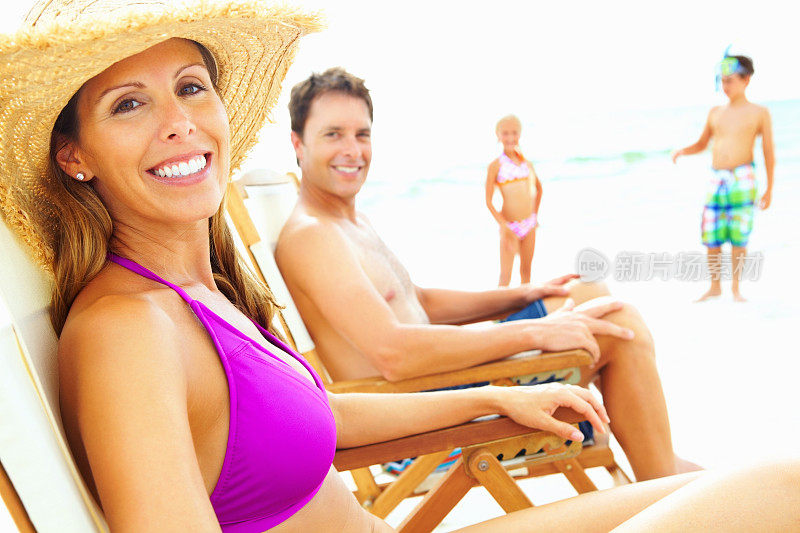 一家人在海滩上放松