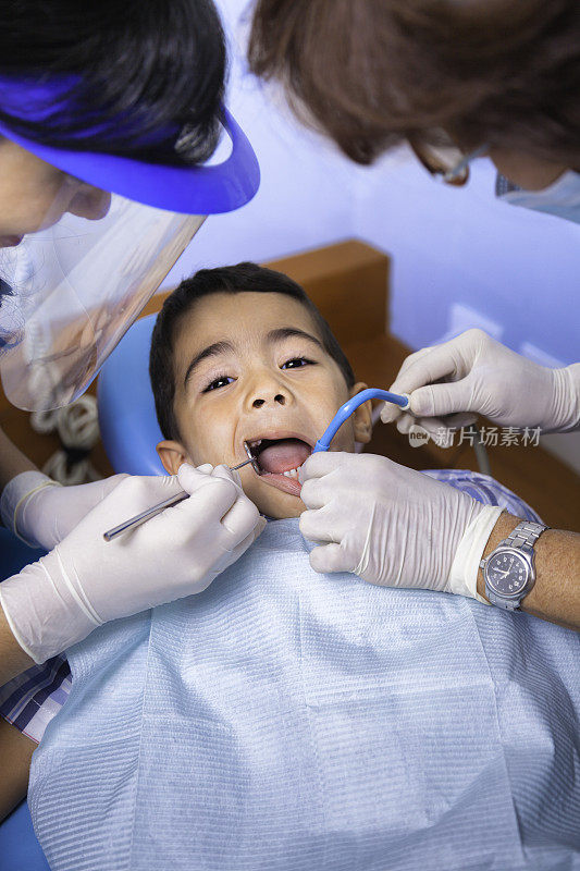 牙医检查的孩子