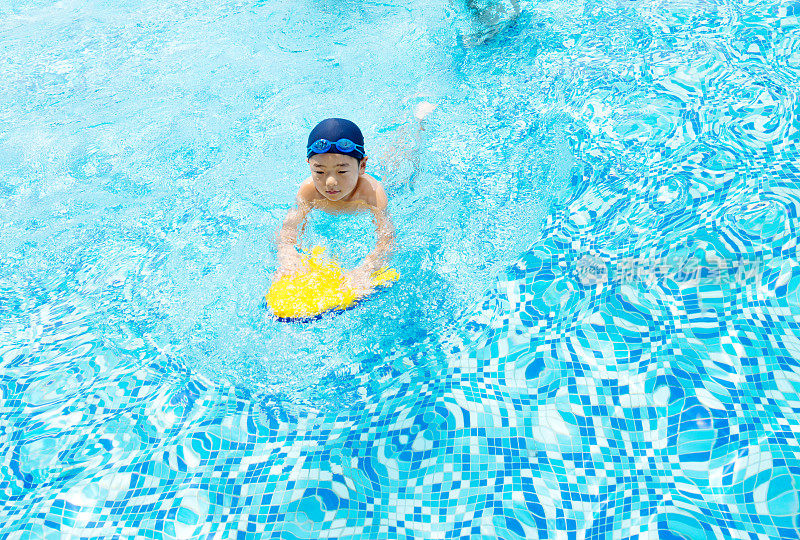 小男孩在训练游泳