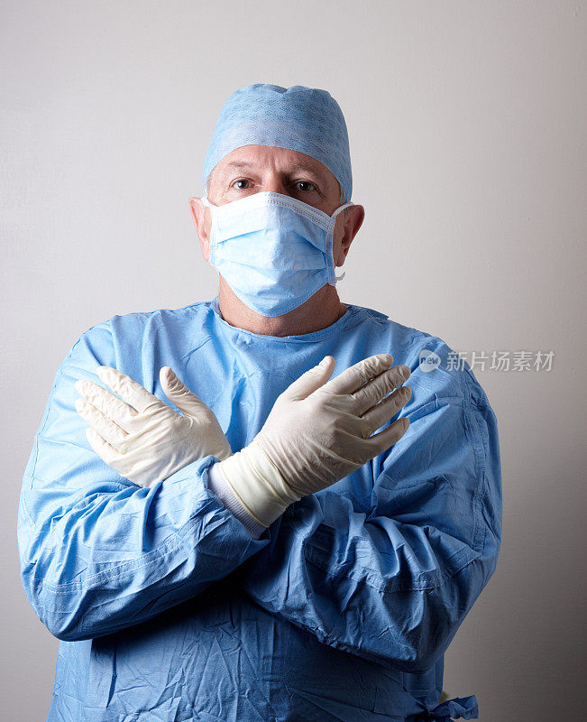 外科医生穿着无菌手术服准备手术