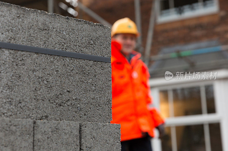 在英国房屋工地工作的男性建筑工人