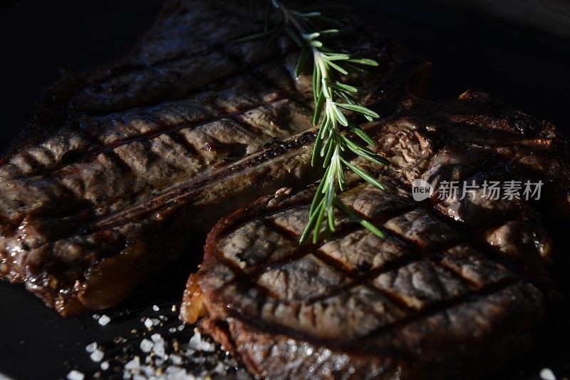 餐厅里的牛排