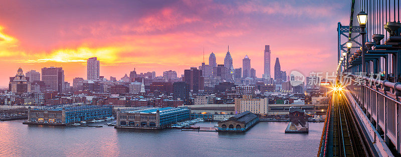 在朦胧的紫色日落下的费城全景。
