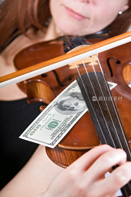 女人拉中提琴
