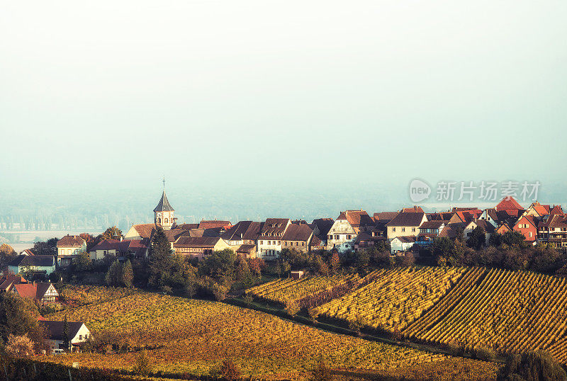 风景如画的秋天，葡萄园和村庄在法国