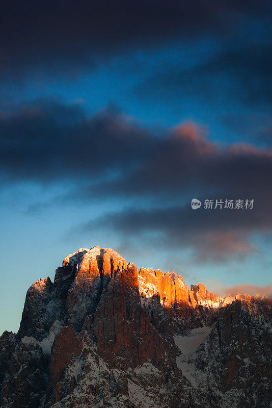 山顶日落，意大利阿尔卑斯山白云岩