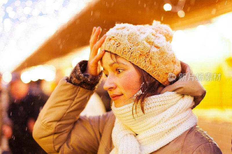 一位年轻女士正在为圣诞节购物