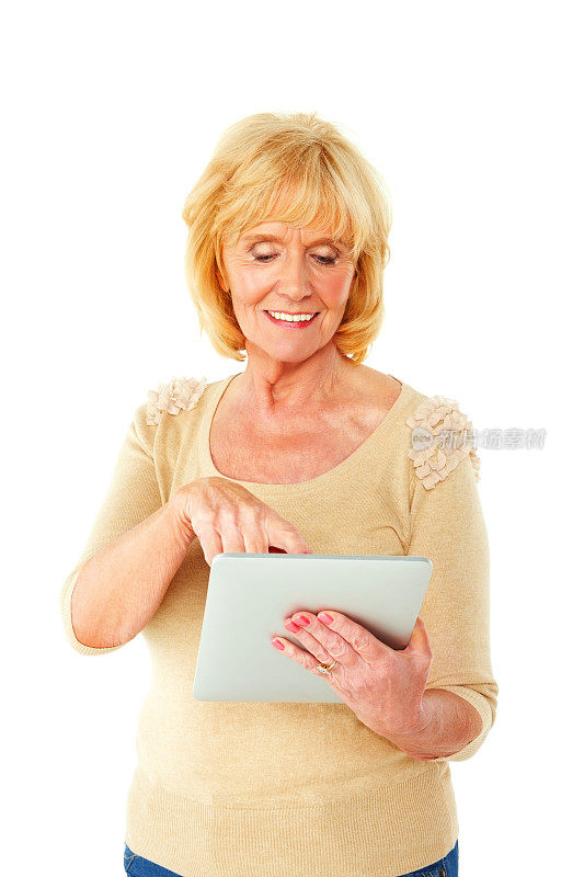 上了年纪的女人在用平板电脑