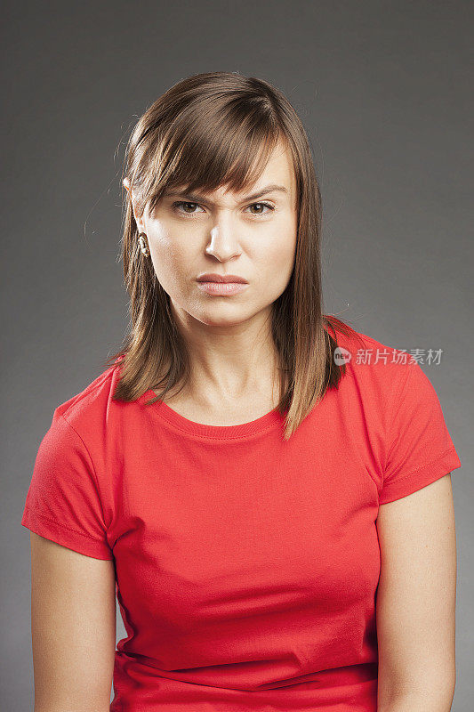 穿着红色t恤的年轻女子，很生气