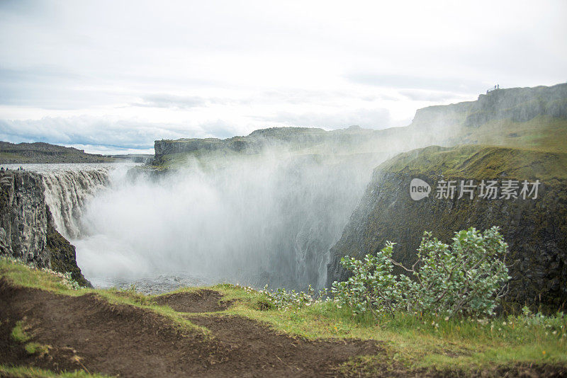 瀑布特写许多水在行动