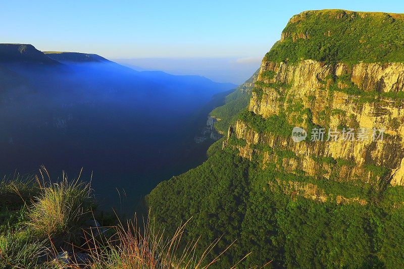 峡谷福塔莱萨金色日落云，巴西大南