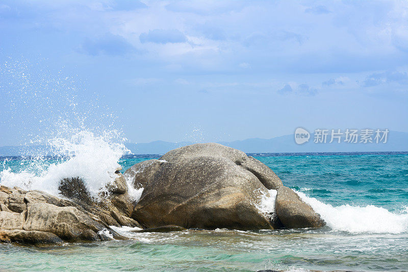 海浪拍打着岩石