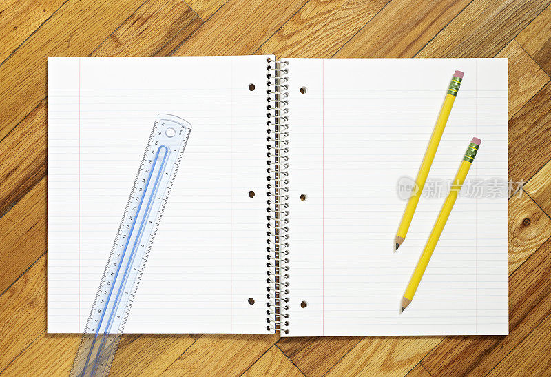 铅笔，尺子和空白笔记本