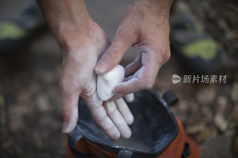 男性用粉笔手攀爬