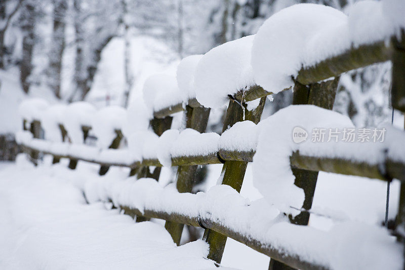 雪覆盖了栅栏