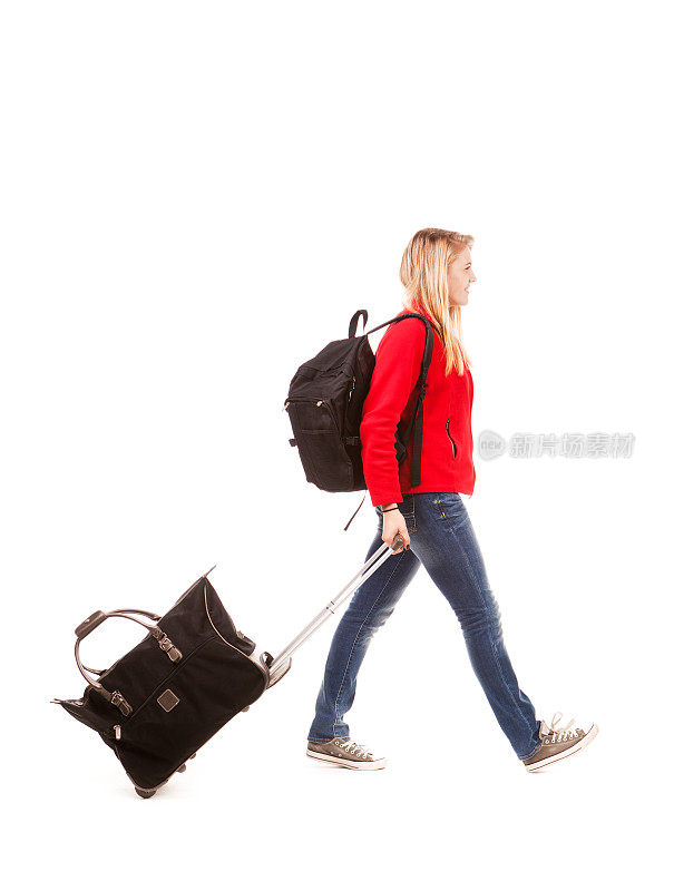 女学生在白色上携带行李和财物旅行