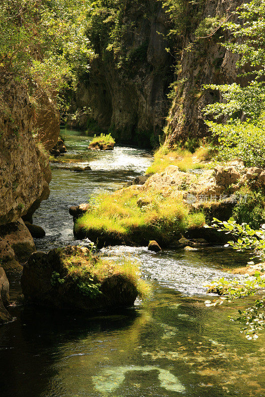 峡谷与小河