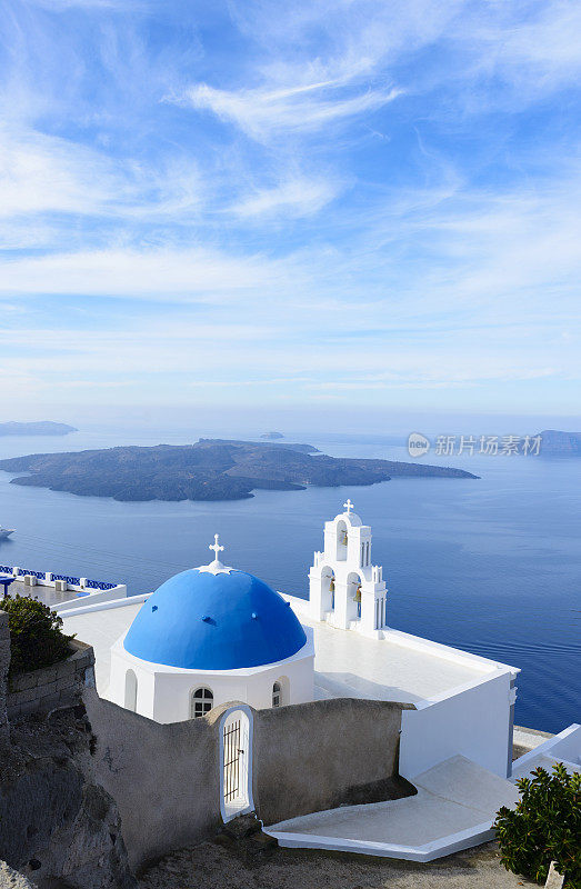 希腊圣托里尼岛的蓝色圆顶教堂