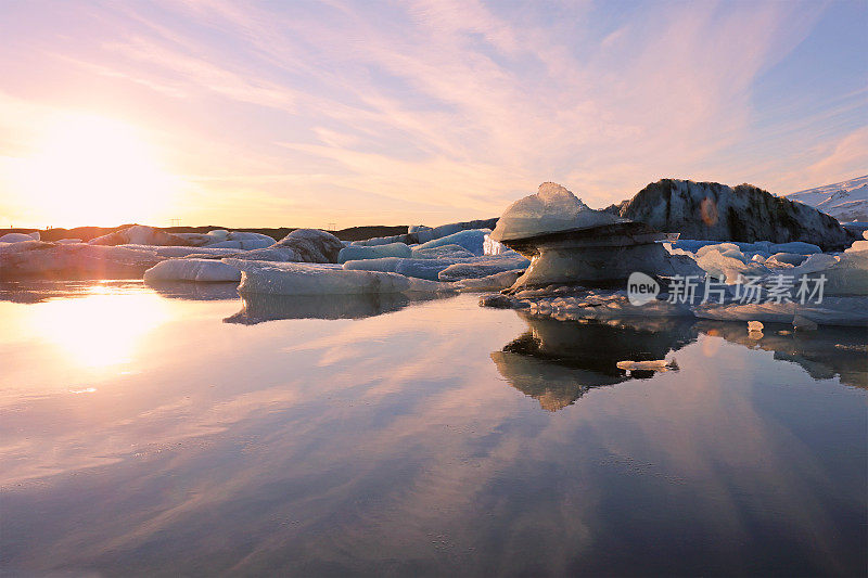 日落时分冰岛Jokulsarlon冰湖的形成