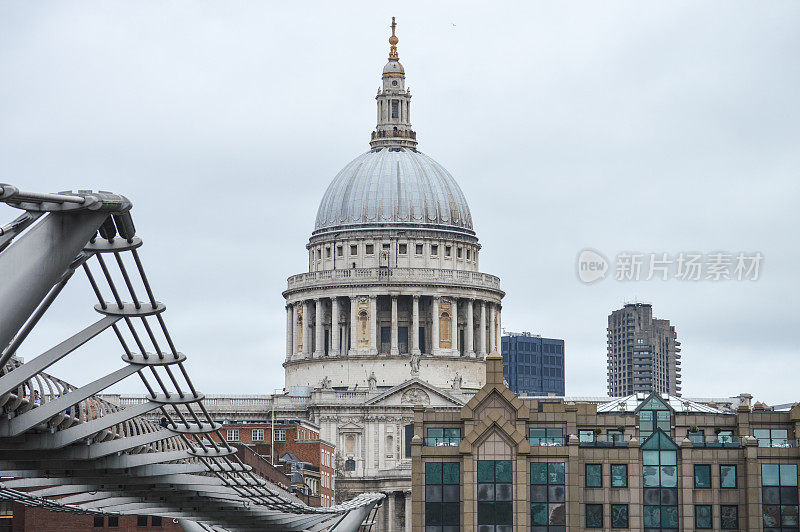 千禧桥和圣保罗大教堂-英国伦敦