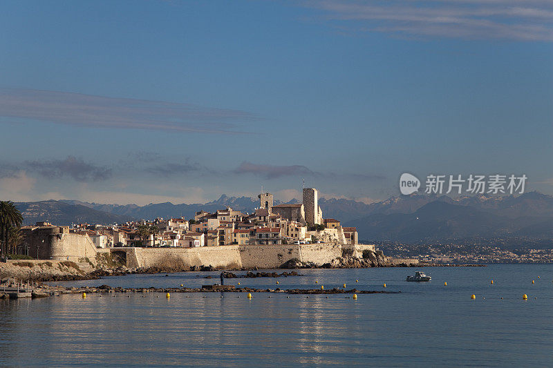 昂蒂布古城，背景是阿尔卑斯山