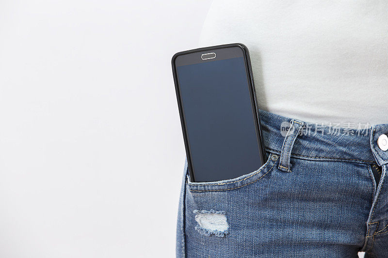 蓝色牛仔裤口袋里的智能手机