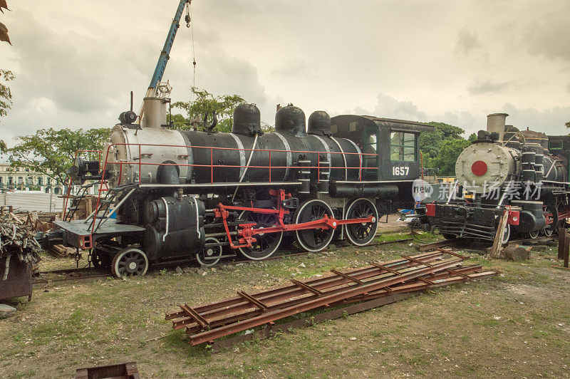 两辆老式蒸汽机车