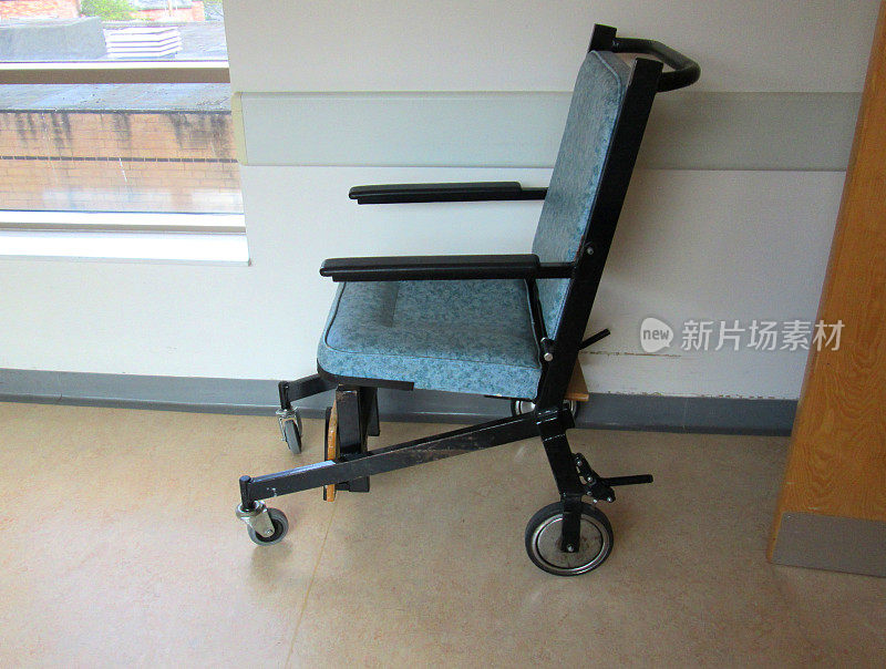 NHS医院走廊的图像，有轮子的轮椅坐垫