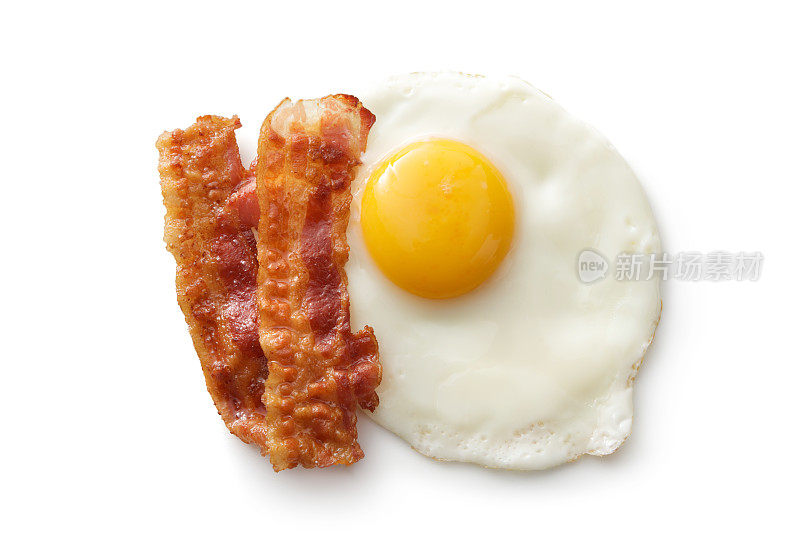 鸡蛋:煎蛋和熏肉孤立在白色背景