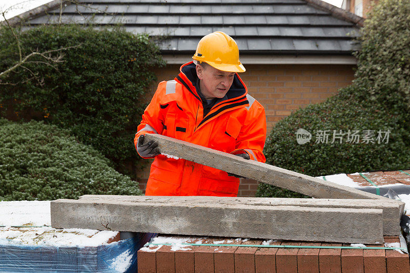 在英国房屋工地工作的男性建筑工人