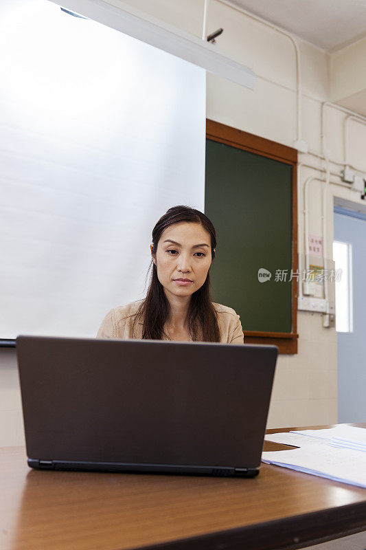 中国香港，亚洲，拥有笔记本电脑的女中文教师