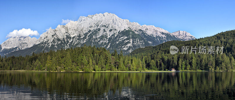 Lautersee湖和Wetterstein山全景，阿尔卑斯山，巴伐利亚，德国