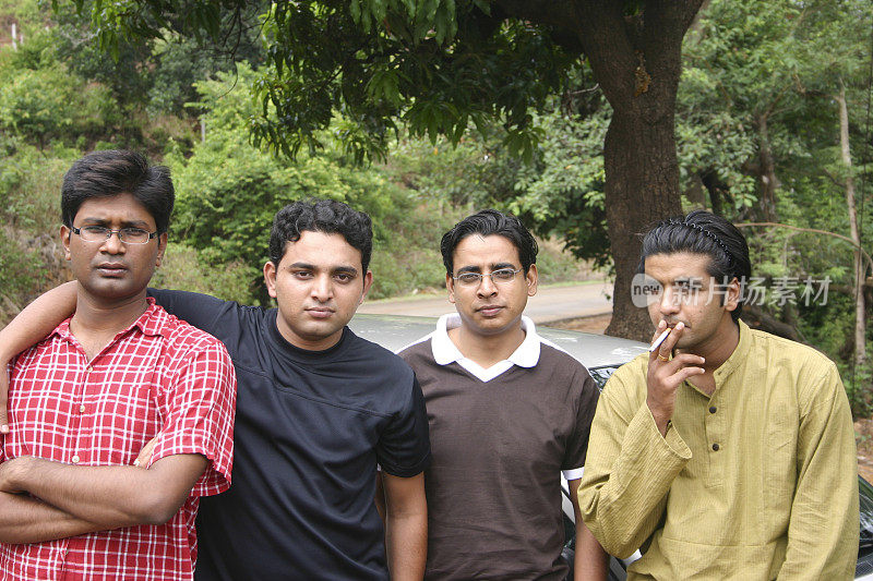 一群文化多元的印度朋友四个人横着抽烟