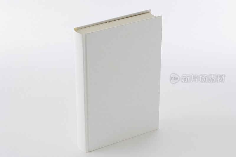 白色背景上的空白书的孤立镜头