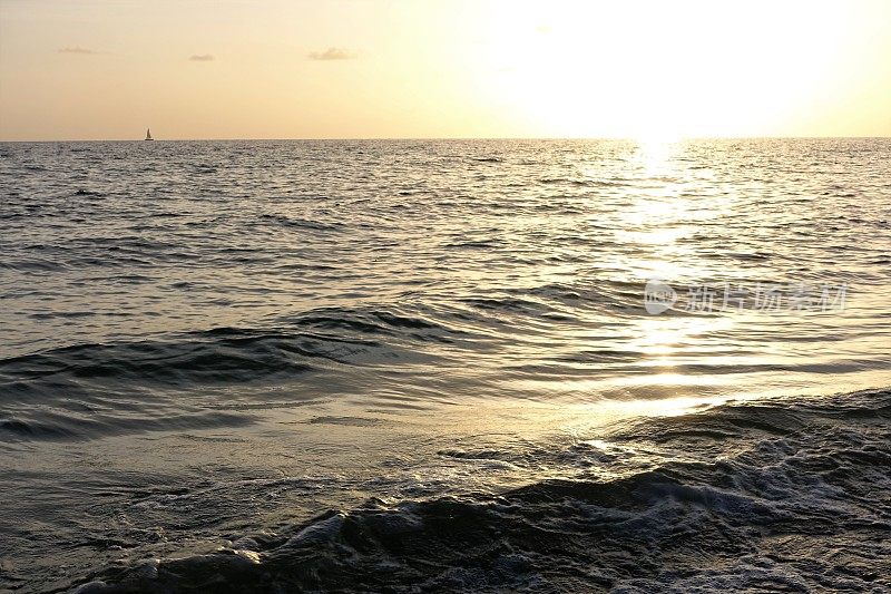 日落时的海浪自然背景