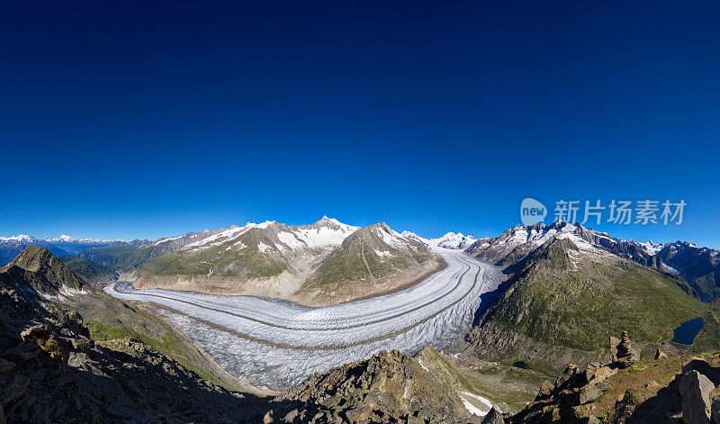 阿尔卑斯山的阿莱奇冰川，炎炎夏日的阿尔卑斯山全景