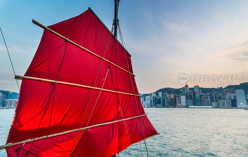 香港维多利亚港的垃圾船