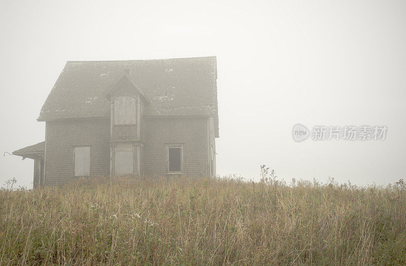 大雾天被遗弃的房子。