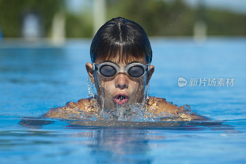 在游泳池里