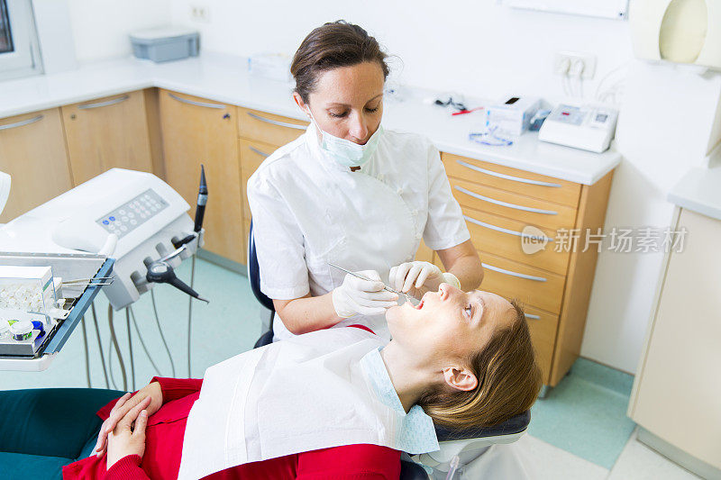 女牙医在工作与她的病人
