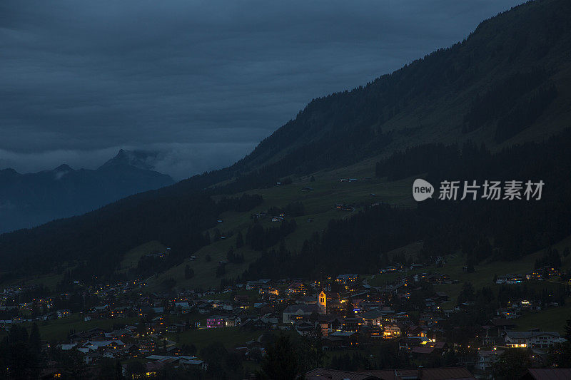 黄昏时分在阿尔卑斯山村庄的景色