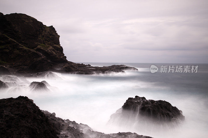 海，运动模糊波浪岩石海岸线，台湾东部海岸，台湾