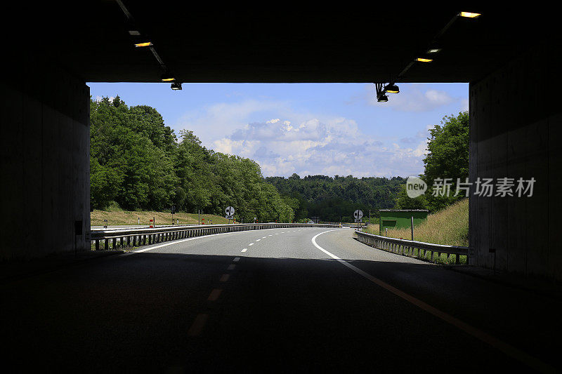 空旷的路靠着树顶着天空