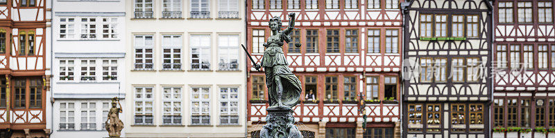 法兰克福正义喷泉雕像中世纪的罗姆堡广场全景德国