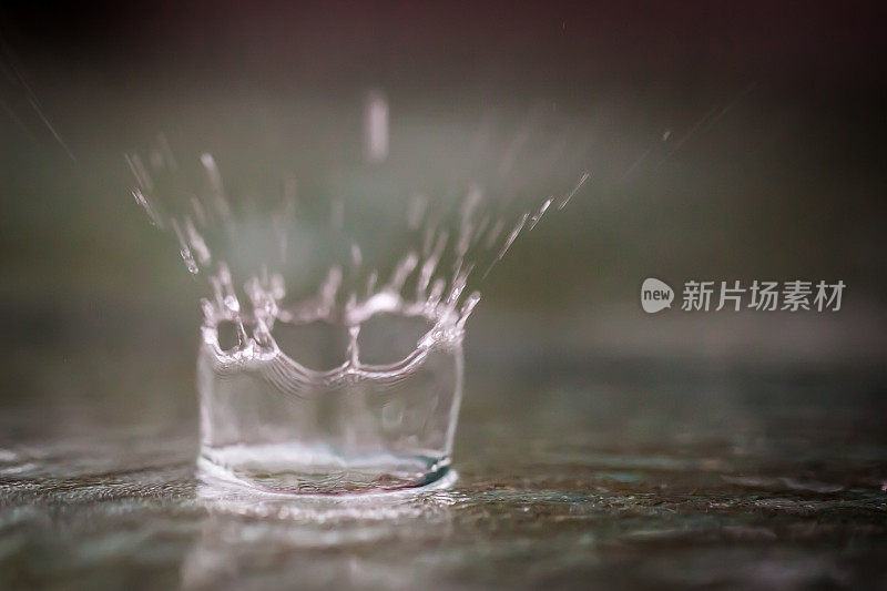 雨点在暴风雨中溅入水坑。